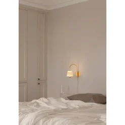 ASTEEA VÆGLAMPE SATIN MESSING/OPAL