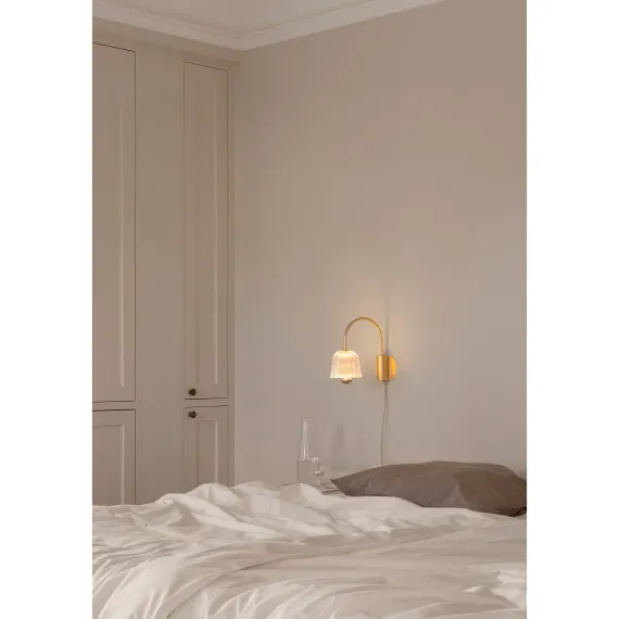 ASTEEA VÆGLAMPE SATIN MESSING/OPAL