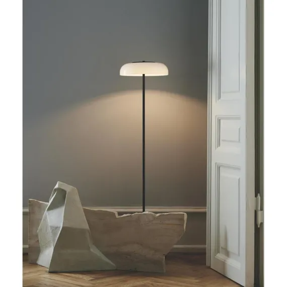 BLOSSI GULVLAMPE SORT/OPAL LED DÆMP