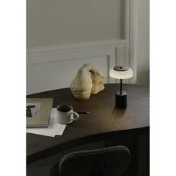 Blossi Mini Portable Bordlampe - Nuura (Sort/Opal, Genopladelig, USB-C)