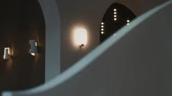 DCWéditions Light Me Tender M Væglampe - Vertical/Brass