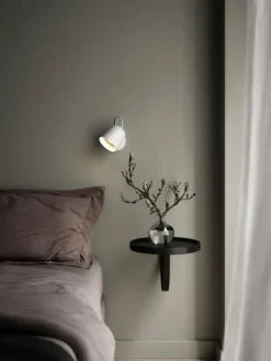 DFTP Angle Hvid Væglampe - Elegant og justerbar belysning