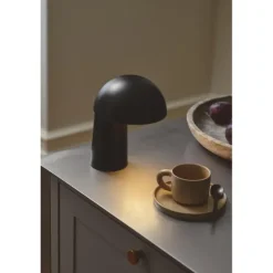 Faye Portable Bordlampe - Sort, Genopladelig LED-lampe fra Charlotte Høncke