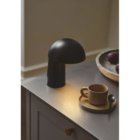 Faye Portable Bordlampe - Sort, Genopladelig LED-lampe fra Charlotte Høncke