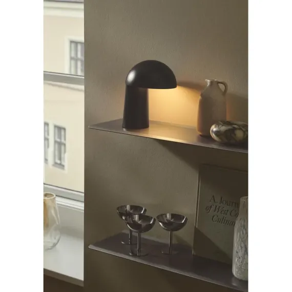 Faye Portable Bordlampe - Sort, Genopladelig LED-lampe fra Charlotte Høncke