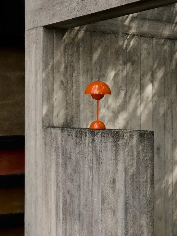 FLOWERPOT VP9 - PORTABLE BORDLAMPE- ZESTY ORANGE